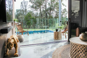 Jaguar Stay, Mogo